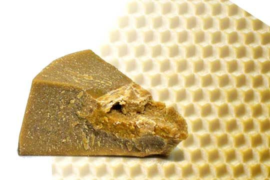 A cera de abelha é feita a partir do mel e pólen ingerido e processado pelas glândulas cerígenas, sendo exalado posteriormente no abdômen da abelha e utilizado para a construção dos favos